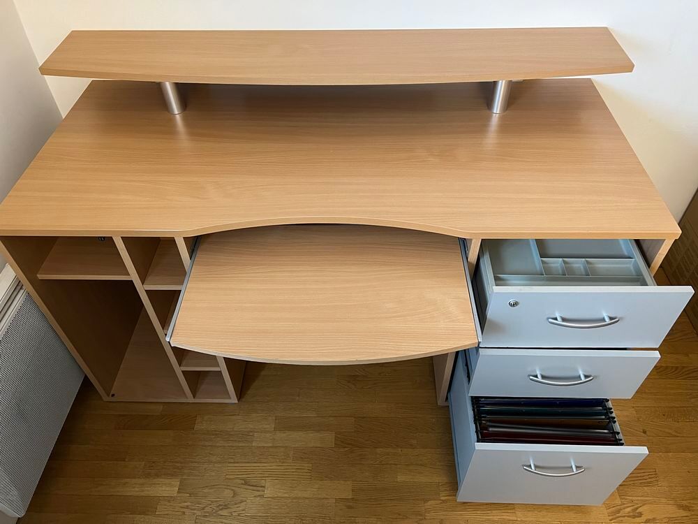 Bureau fonctionnel robuste en bon &eacute;tat Meubles