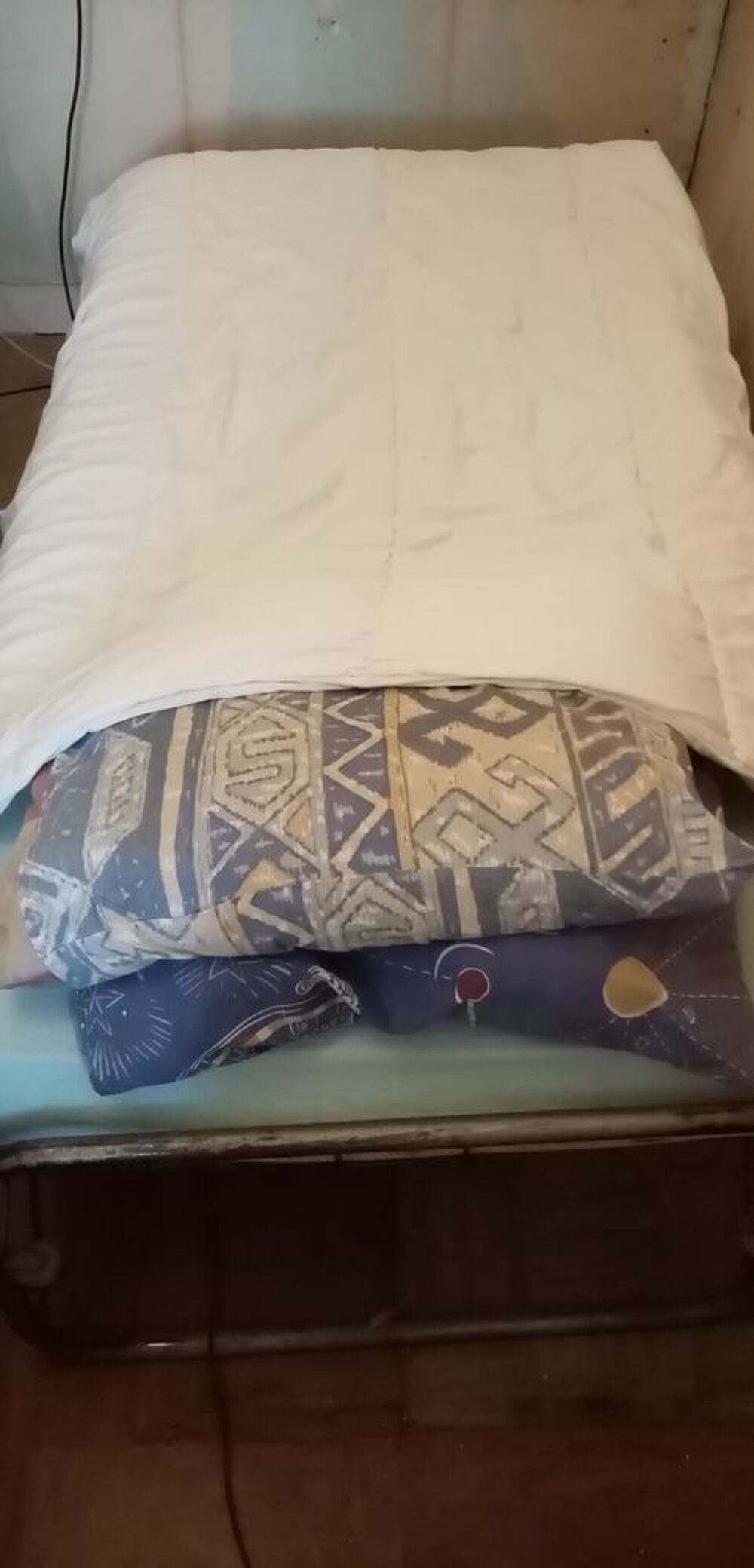 lit en fer + matelas + couette + oreillers Meubles