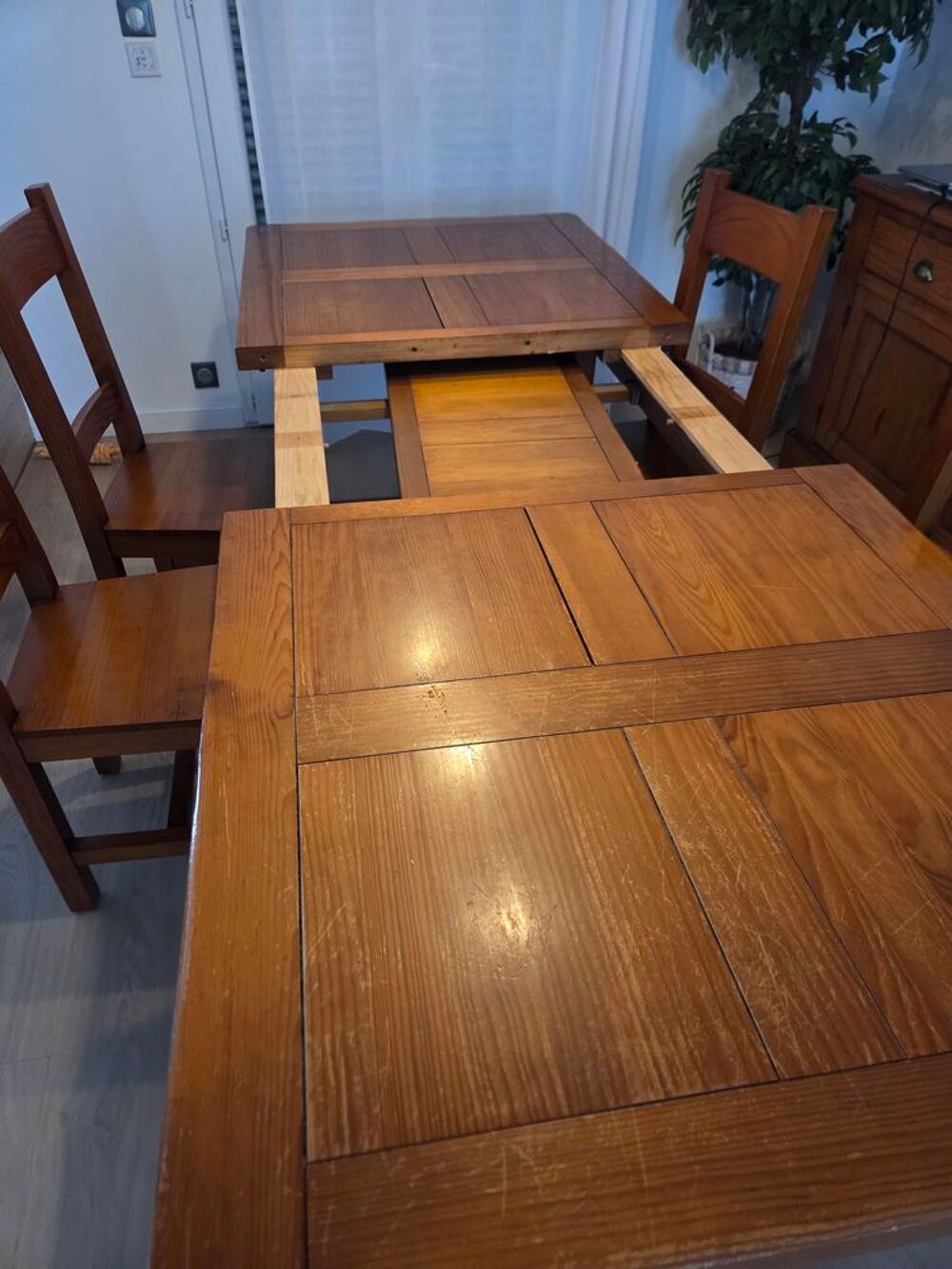 table pin massif et 4 chaises Meubles