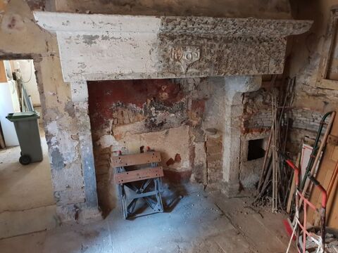 Cheminée en pierre 1702 1 Lurcy-Lévis (03)