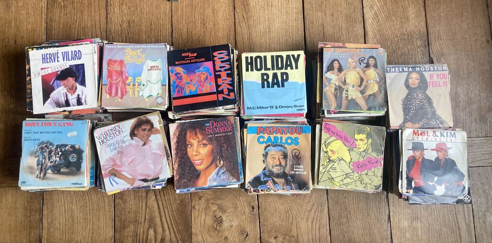 lot de 700 vinyles 45 tours (Ann&eacute;es 70/80) CD et vinyles