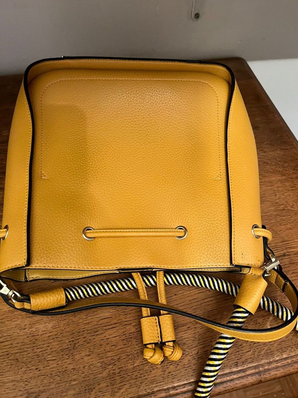 Trois sacs &agrave; main, vendus ensemble ou s&eacute;par&eacute;ment Chaussures