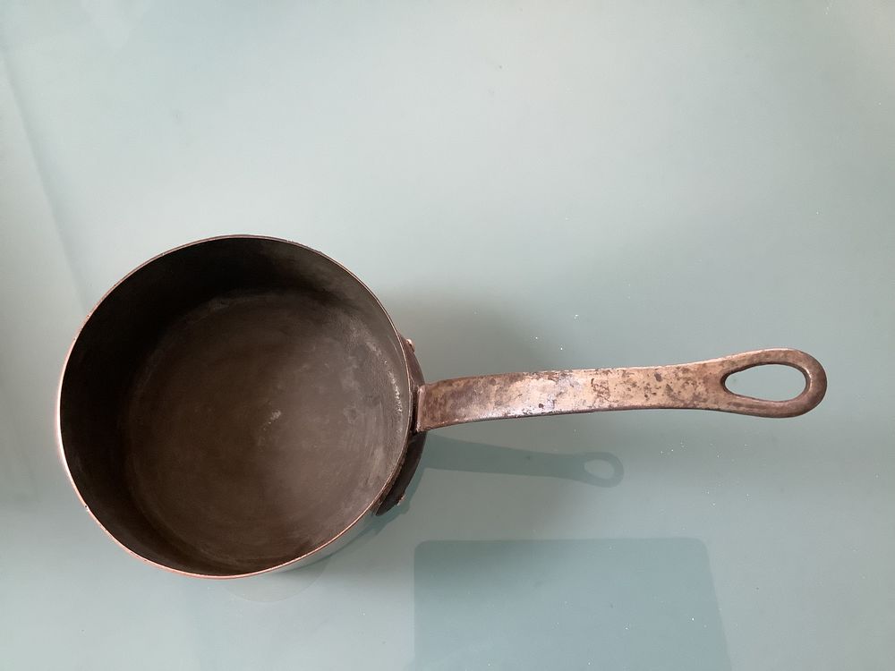 Lot de casseroles en cuivre avec barre en fer forg&eacute;. Décoration