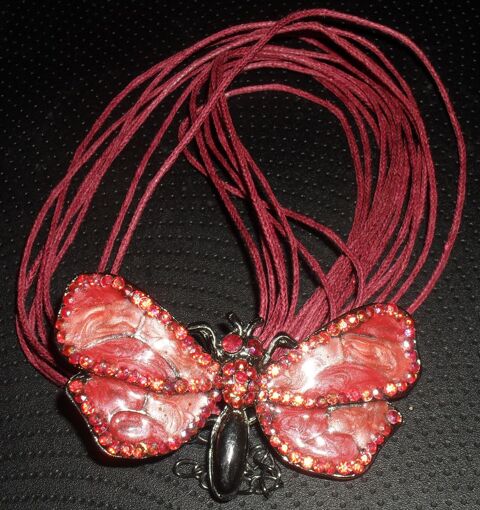 Tr�s beau Collier Papillon. NEUF. 15 Montreuil (93)