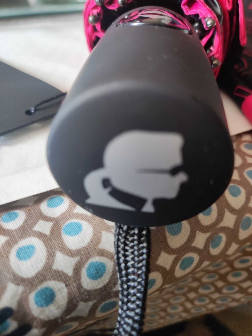 Parapluie collection Karl Lagerfeld jamais utilis&eacute;. avec &eacute;tiquette noir et rose Maroquinerie