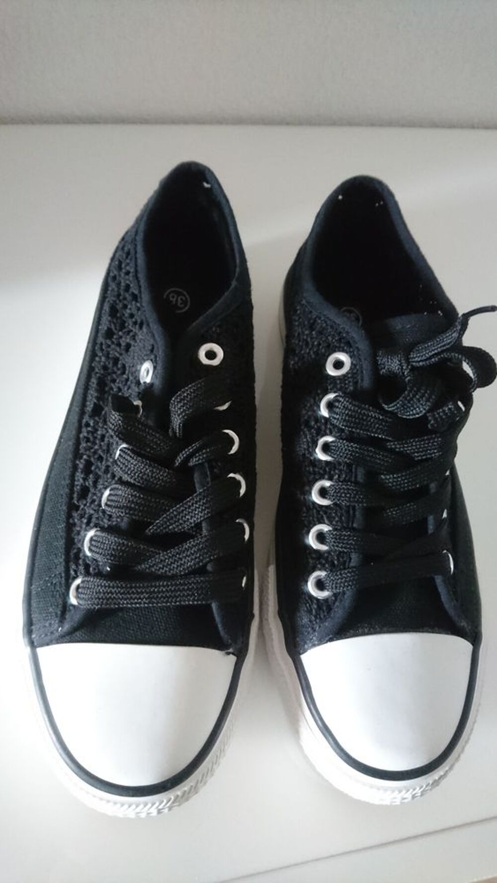 Baskets dentelle noires NEUVES jamais port&eacute;es Taille 38
Chaussures