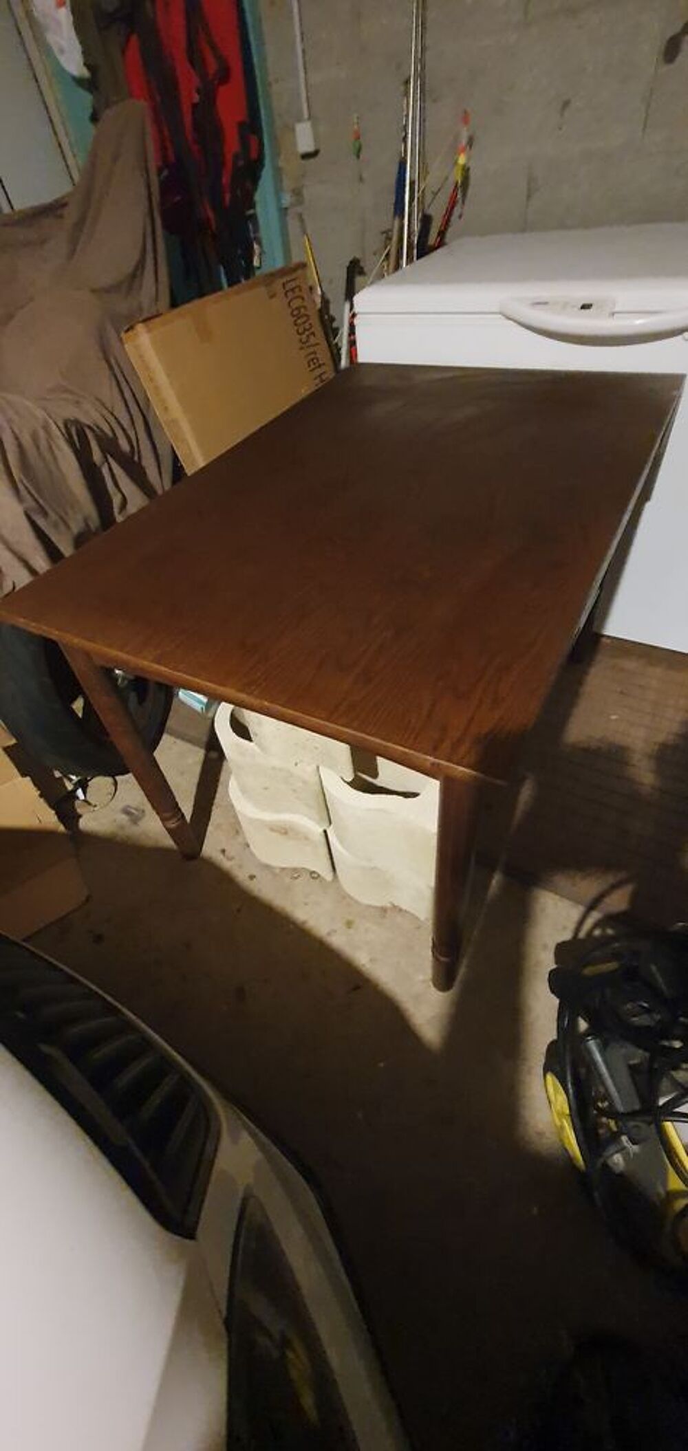 Table en bois avec pieds tourn&eacute;s Meubles