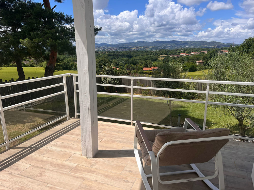 Vente Maison Maison familiale de caractère avec vue dégagée, piscine et studio indépendant €