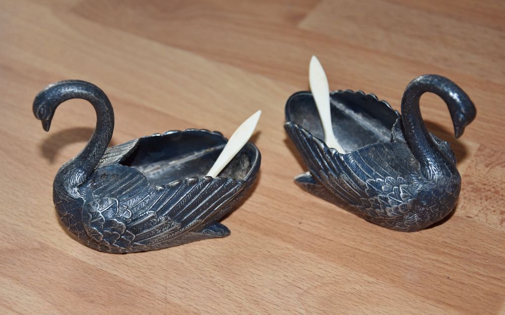 2 Cygnes anciens pour poivre sel. M&eacute;tal argent&eacute;. Décoration