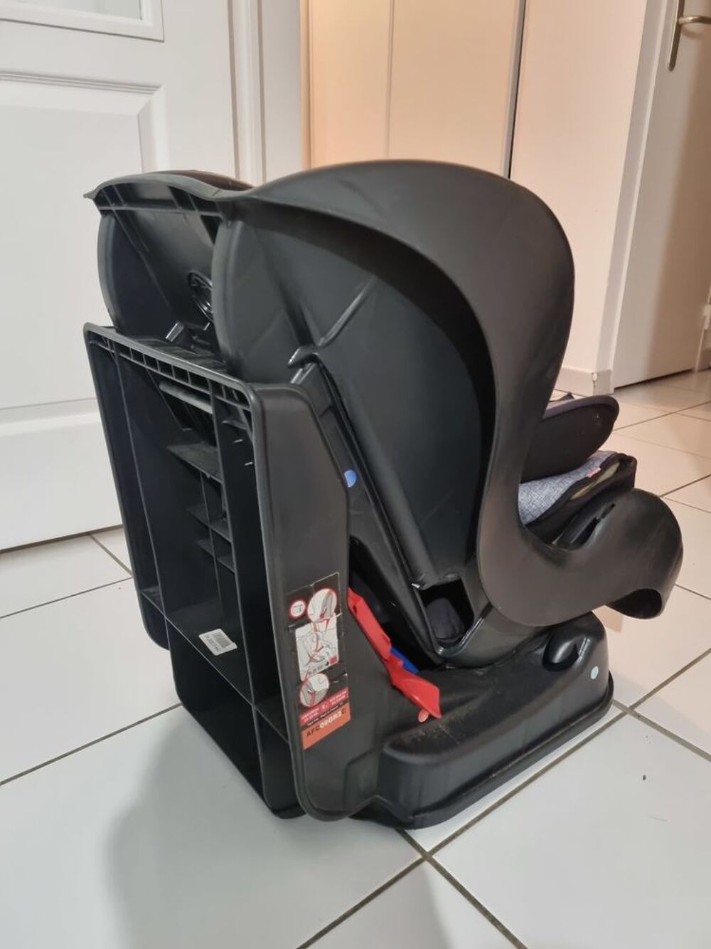 si&egrave;ge auto b&eacute;b&eacute; / enfant en tr&egrave;s bon &eacute;tat &agrave; d&eacute;battre Puériculture