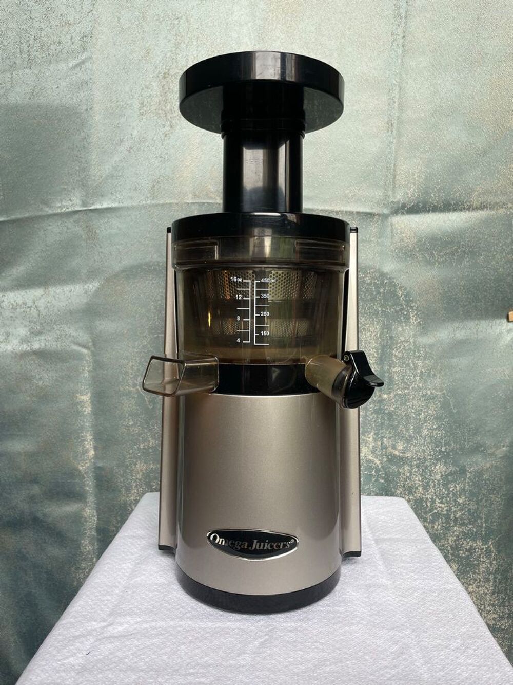 - [ ] Extracteur de jus Omega VSJ843RS €" Jus maison ultra vitamin&eacute; ! Electroménager