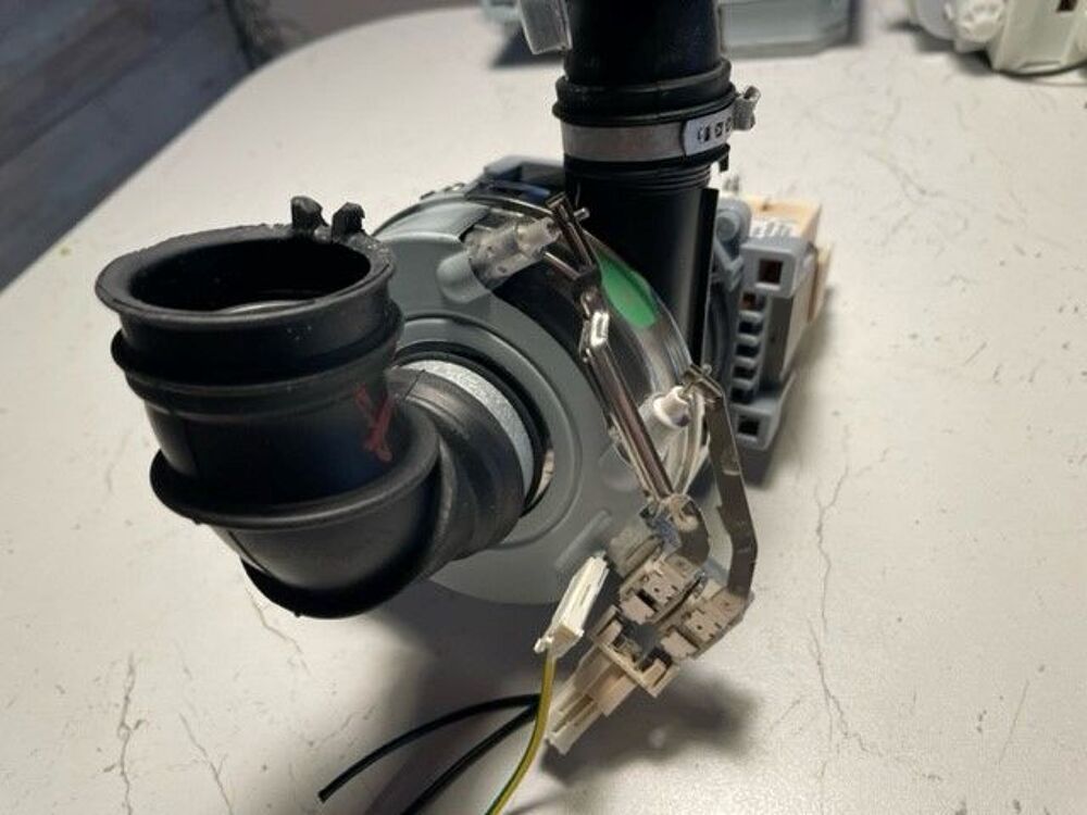 R&eacute;sistance et capot de pompe lave-vaisselle INDESIT DFG254FR Electroménager