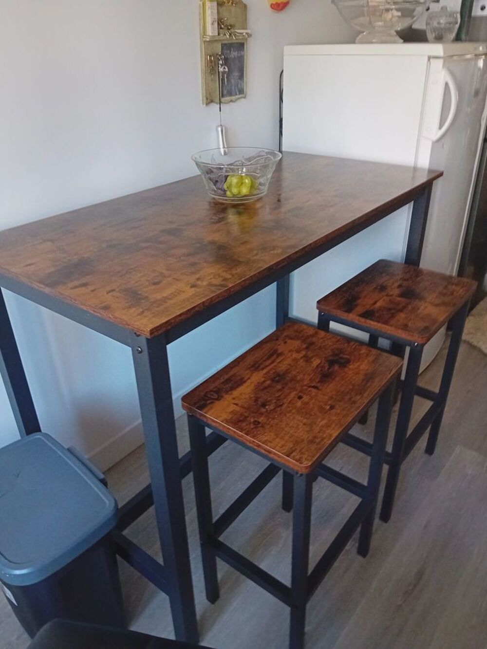 Table de cuisine et 2 tabourets Meubles