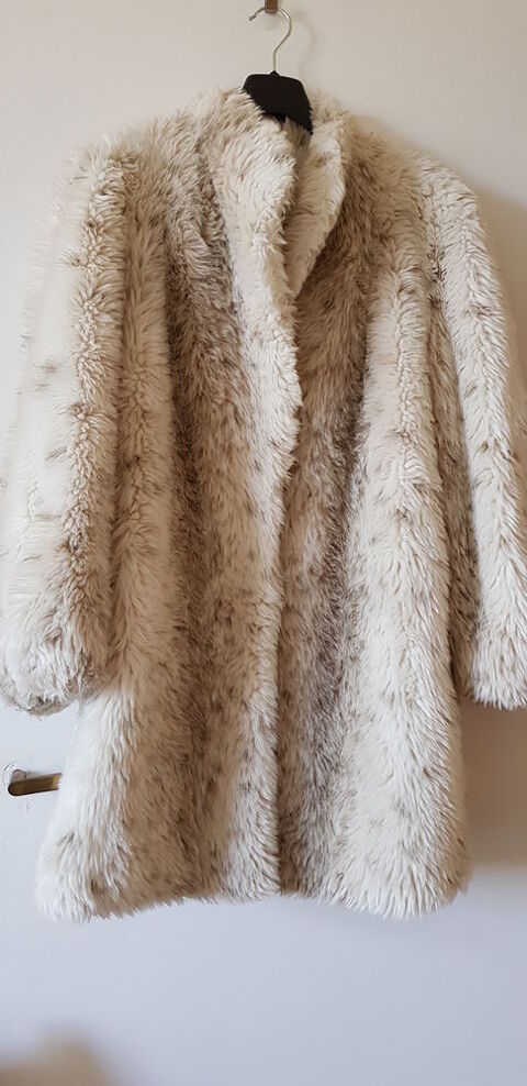 MANTEAU FAUSSE FOURRURE 65 Paris 16 (75)