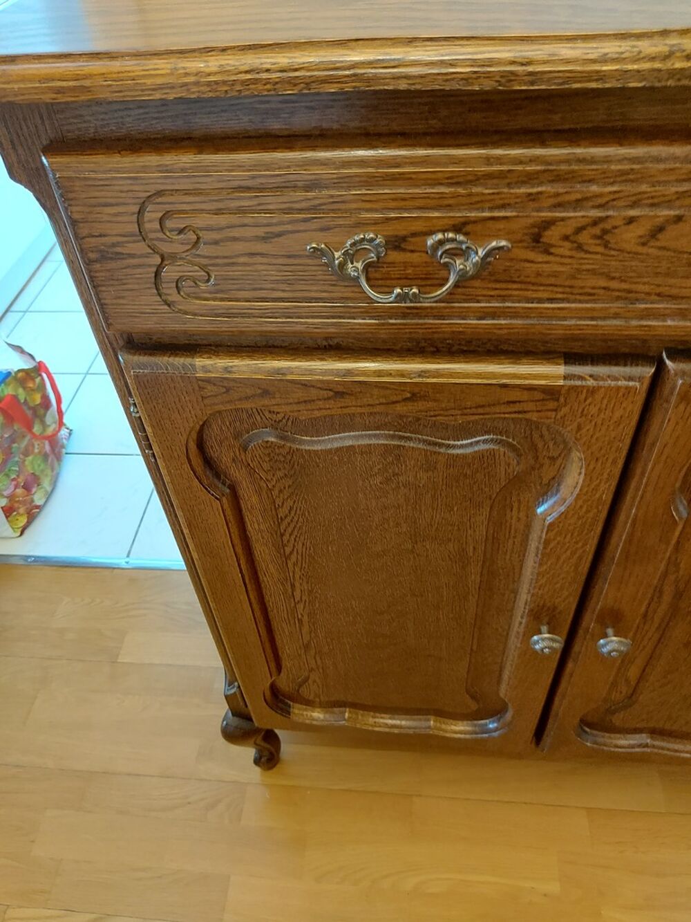 Commode en bois sculpt&eacute; avec poign&eacute;es m&eacute;talliques Décoration