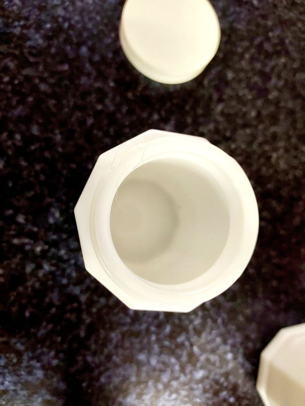 Pots &agrave; cr&egrave;me vintage en verre opale blanc &agrave; facettes Décoration