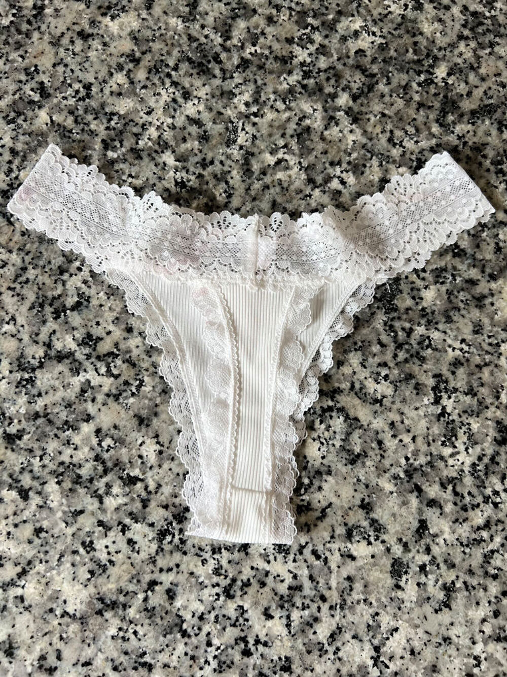 String Femme Dentelle Blanche. Neuf Jamais Port&eacute;. Taille XS Vêtements