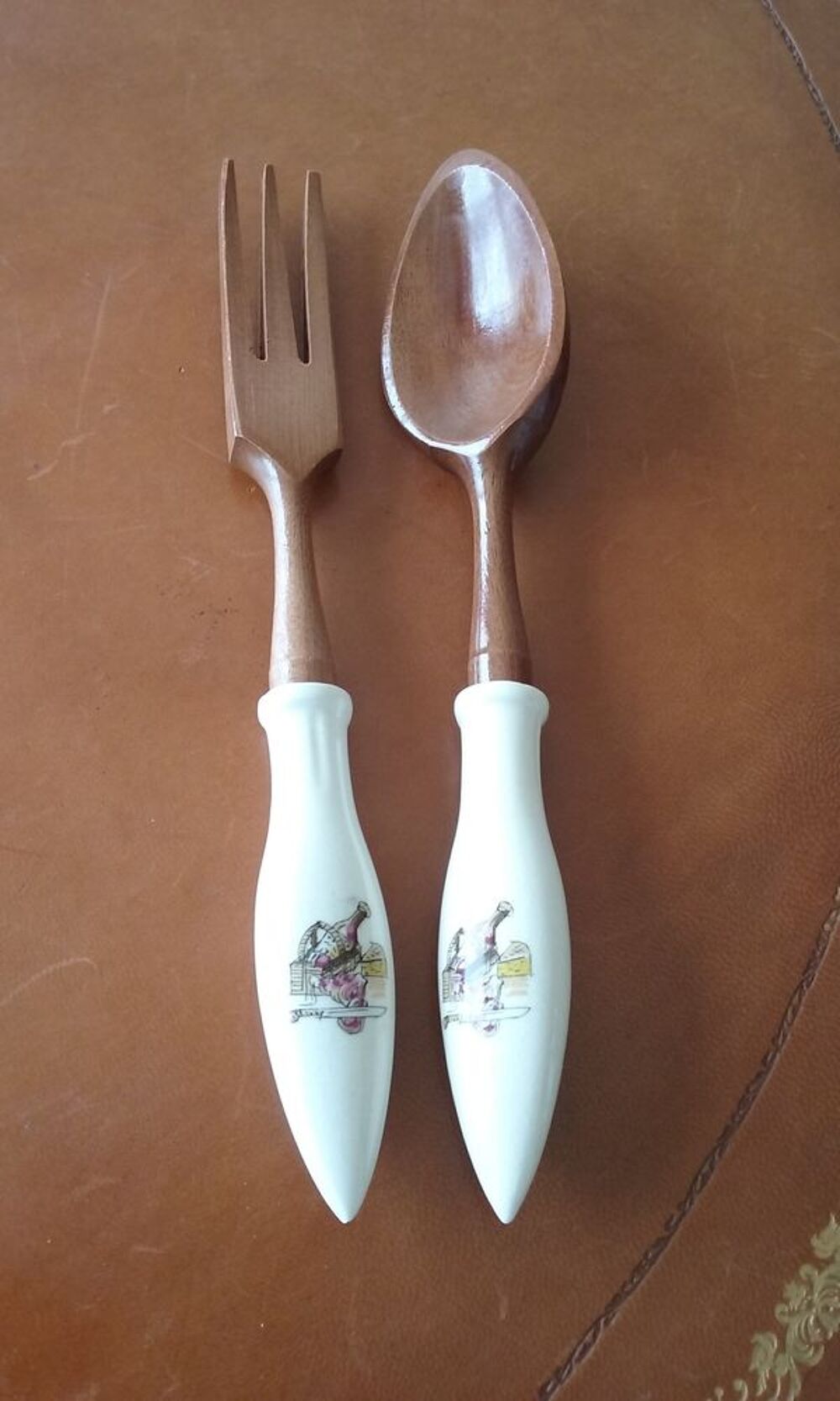 Couverts &agrave; salade neufs pouvant &ecirc;tre mis en d&eacute;coration Cuisine