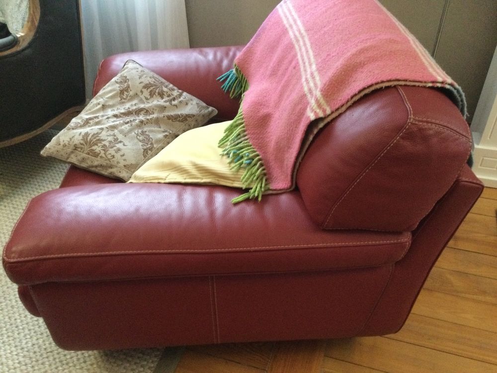 d un canap&eacute; 2 places et 1fauteuil rouge Bordeaux Meubles