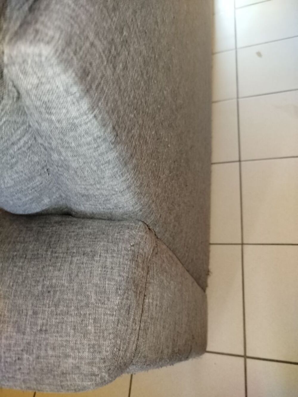 Canap&eacute; 3places en tissu.
Longueur 220 largeur 90 Meubles