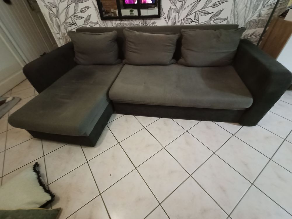 canap&eacute; avec retour tissus
2m38 long 1m et 1m58 profo Meubles