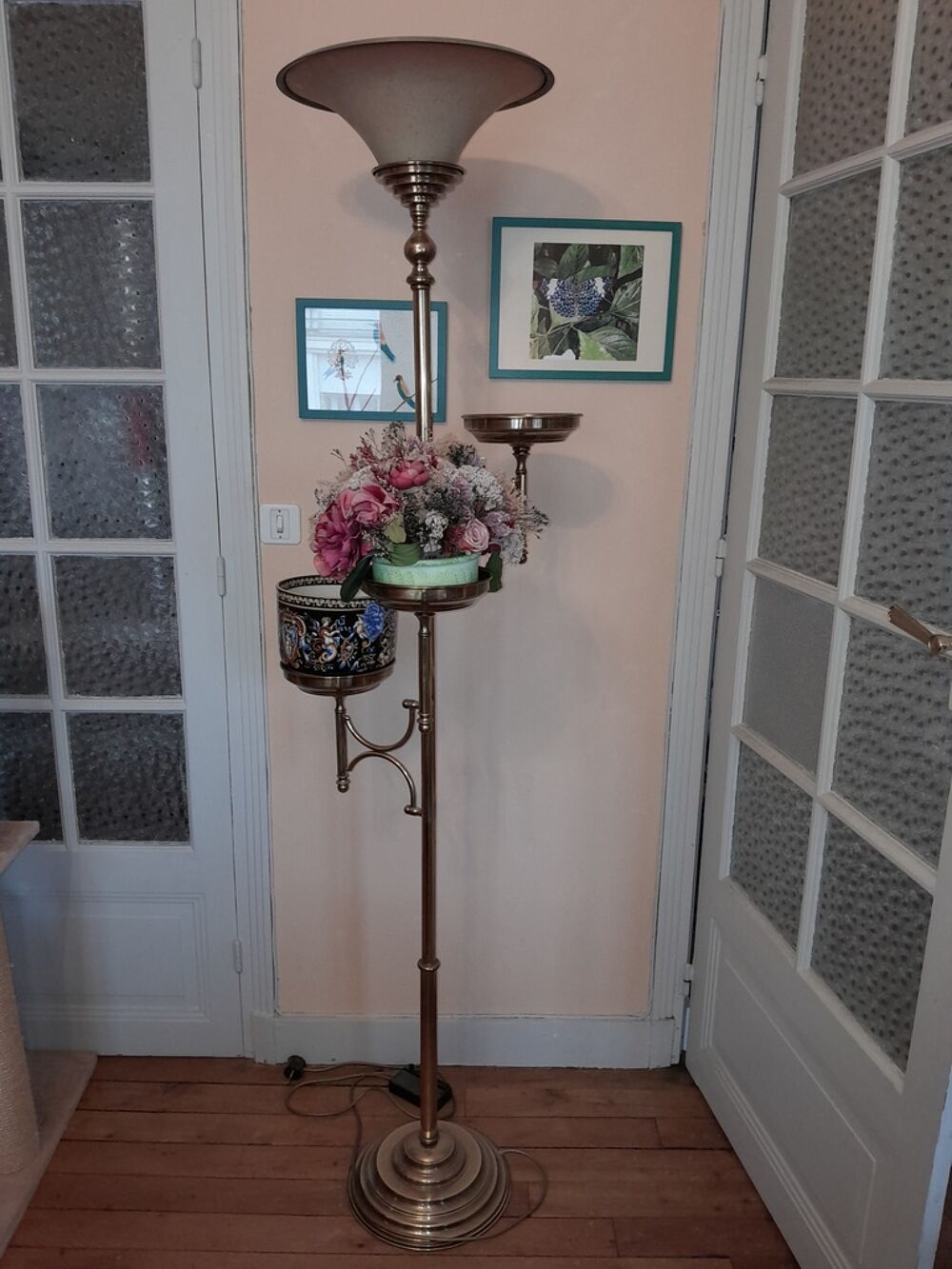 Lampadaire m&eacute;tallique bronze avec supp
Lampadaire Décoration