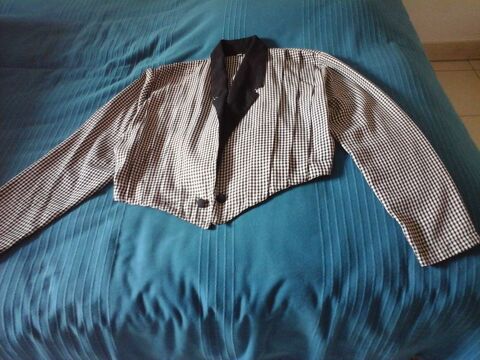 Veste courte  carreaux noires et blanches. Col noir. 8 Menton (06)