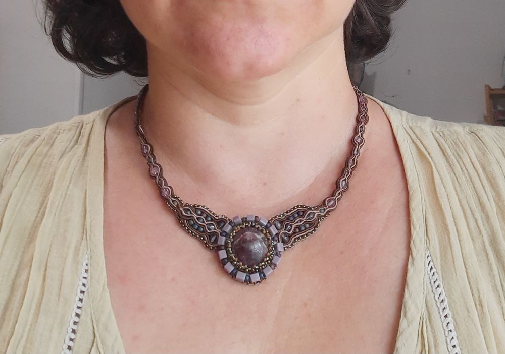 Uc collier de cr&eacute;ateur, une pierre rhodonite. Bijoux et montres