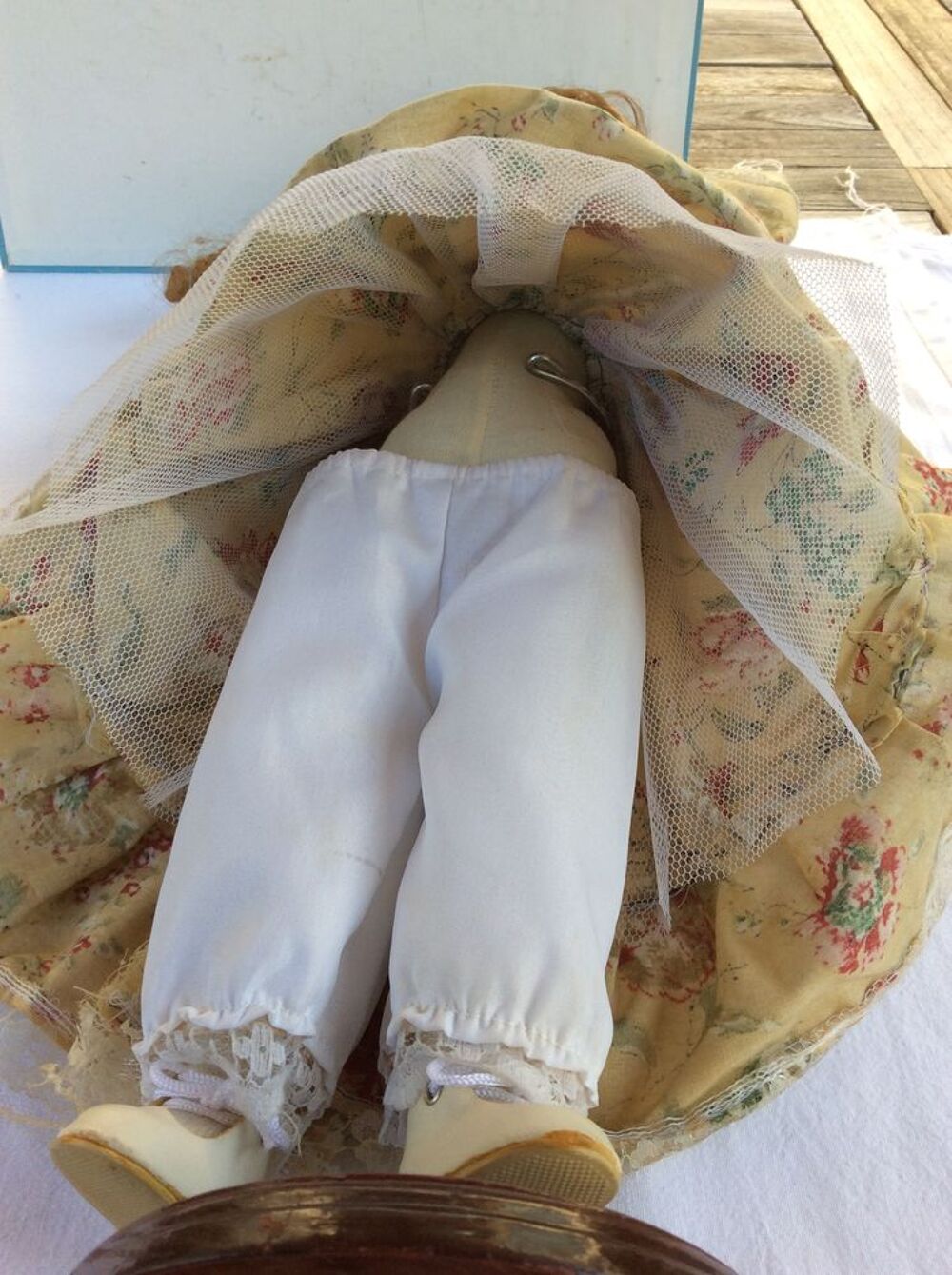 Poup&eacute;e d&eacute;corative corps tissu t&ecirc;te mains porcelaine socle Décoration