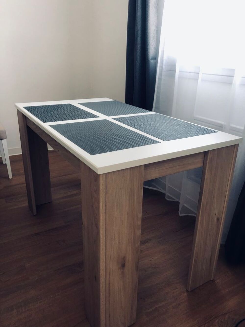 TABLE ET/ OU 2 CHAISES STABLES ET SOLIDES Meubles
