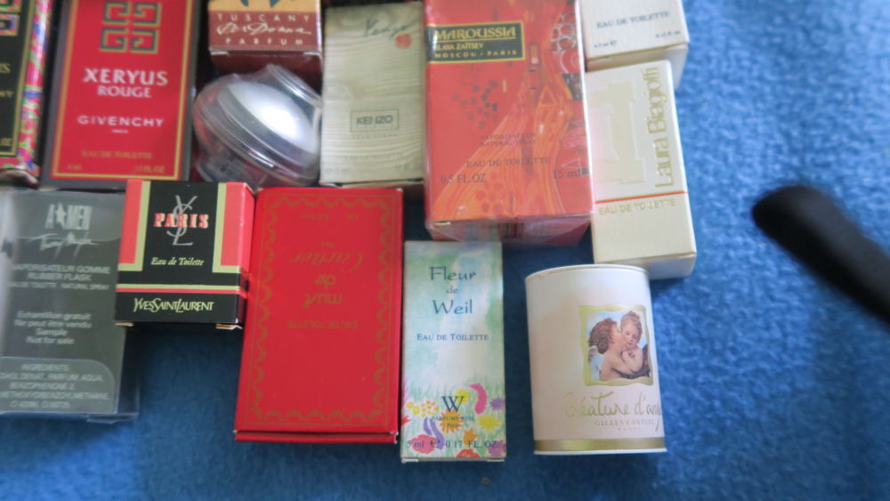 Lot de 25 miniatures de parfum avec boite 