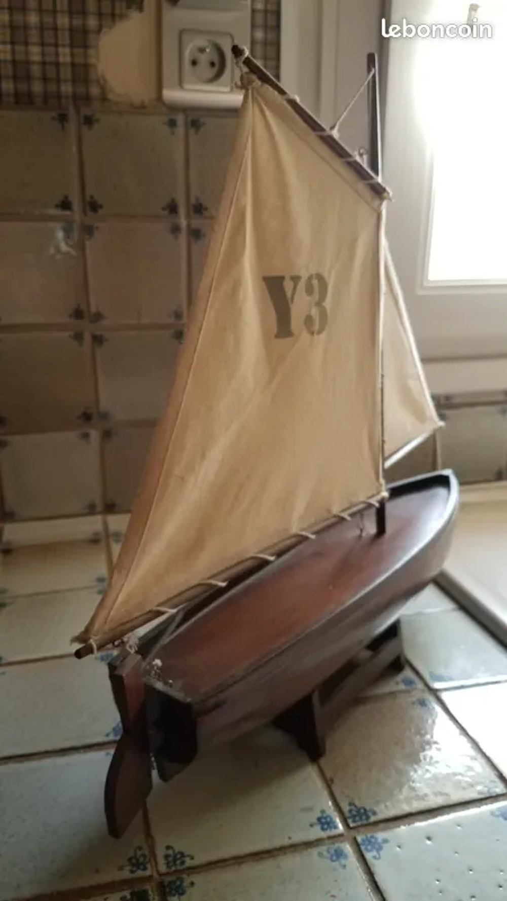 Joli voilier d&eacute;coratif avec un m&acirc;t. 45 cm. Décoration