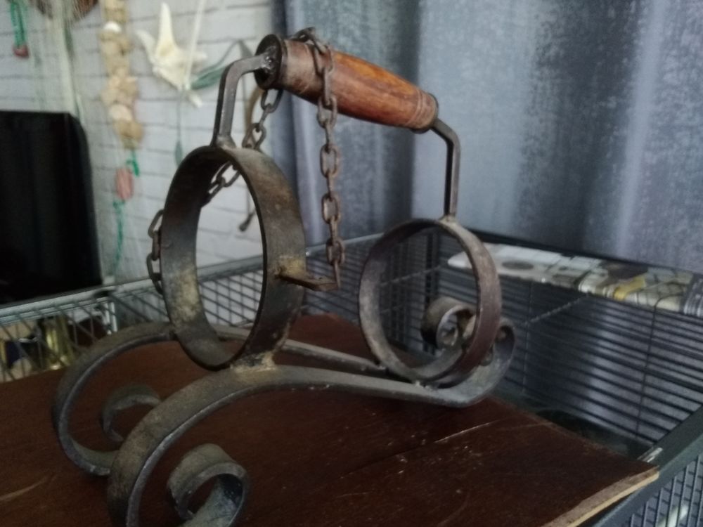 Ancien porte bouteilles en fer forg&eacute; Décoration