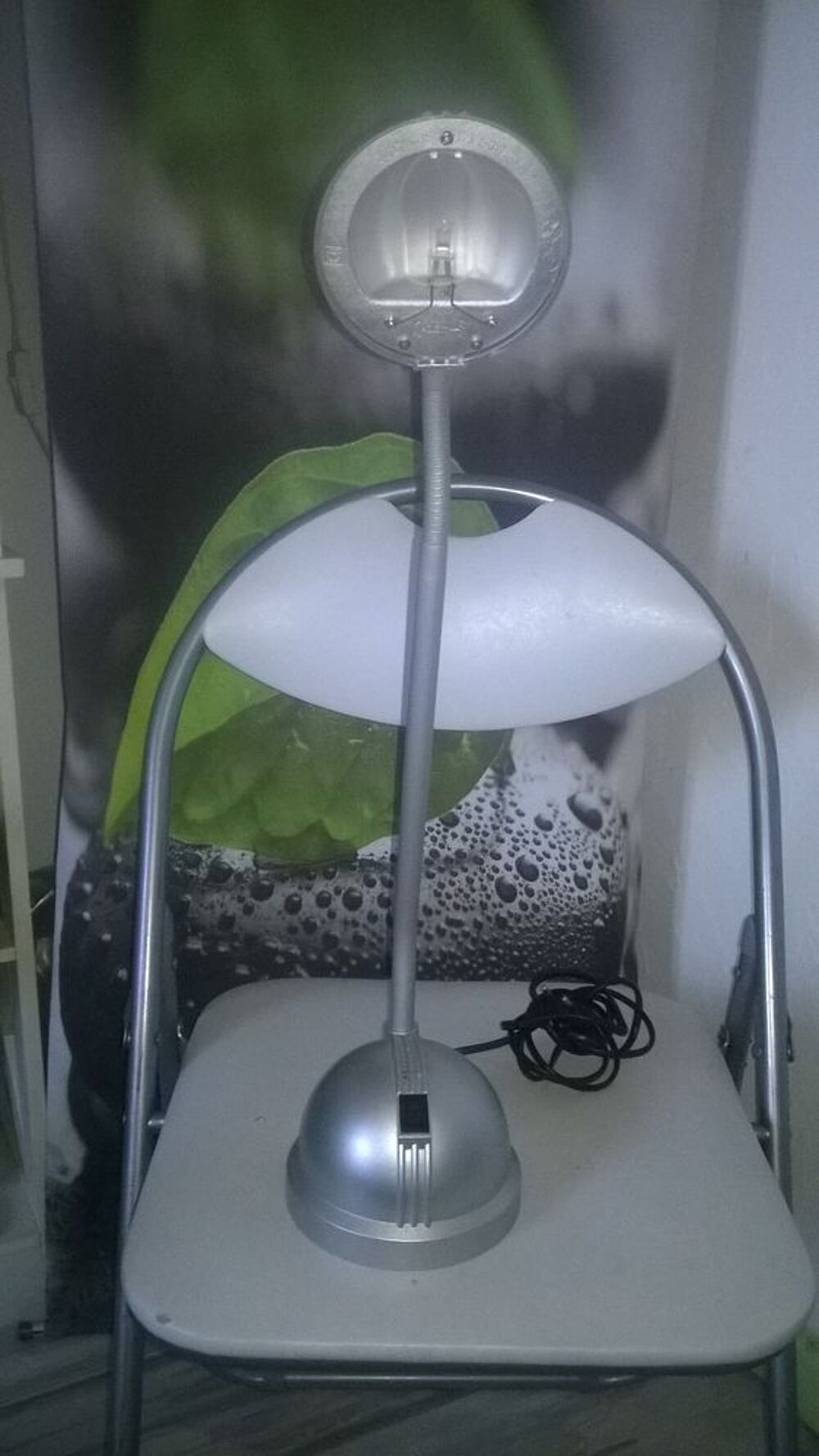 Lampe de bureau Design 
Argente 
Etat quasi neuve 
Electroménager