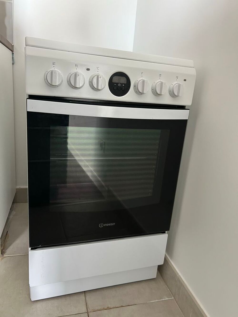 Cuisini&egrave;re Indesit avec four int&eacute;gr&eacute; Electroménager