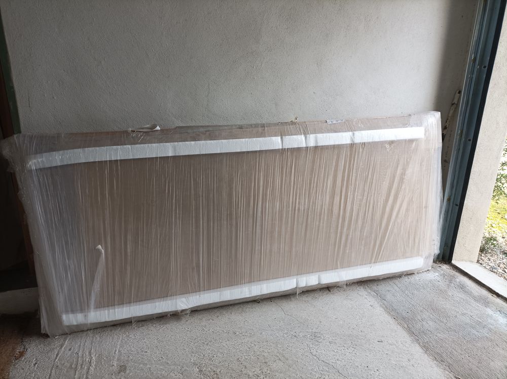 porte d'entr&eacute;e neuve sous emballage
fabrication artisan Bricolage