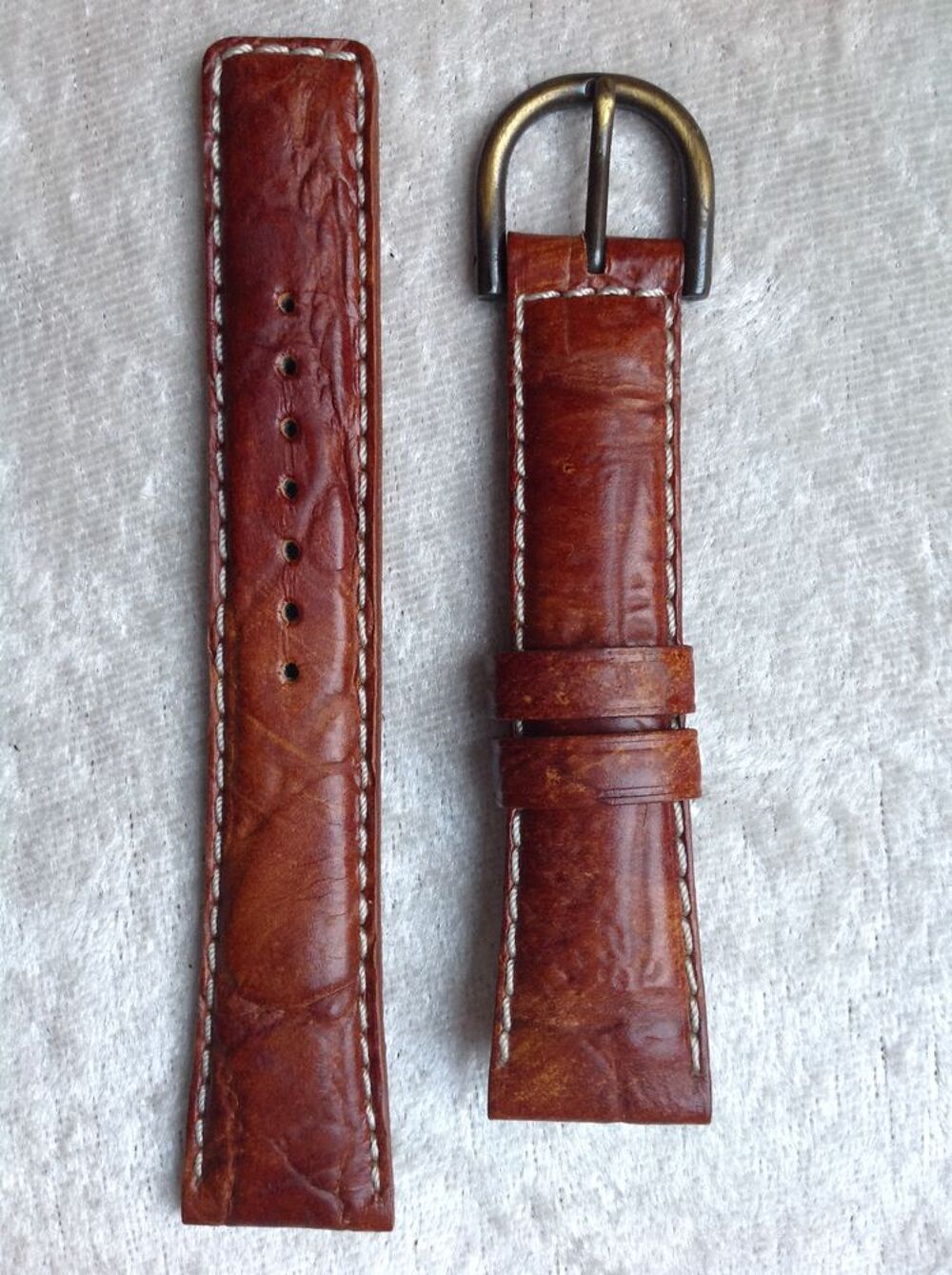 BRACELET MONTRE MARRON EN CUIR SANS POMPES TAILLE 20
Bijoux et montres