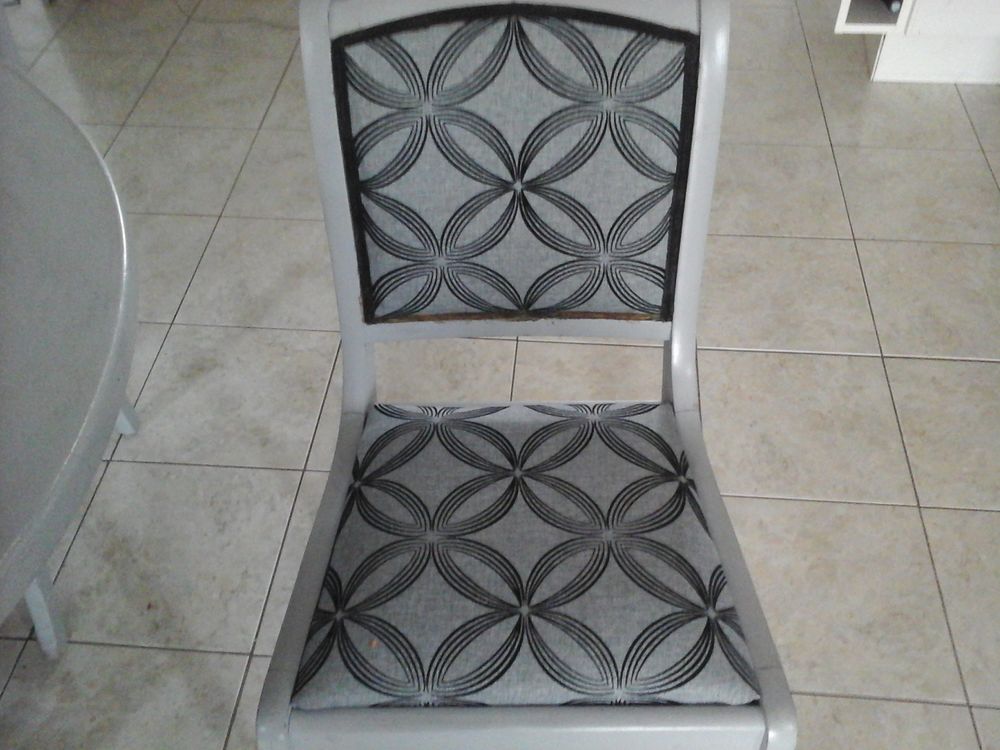 Table ovale 140/117, + chaises Meubles