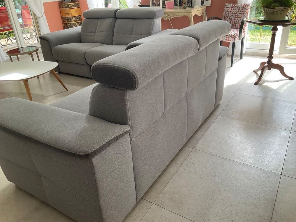 2 Canap&eacute;s 2 places en tissus grey avec bandes dark grey. Meubles