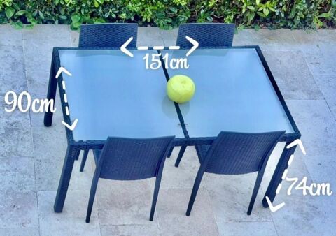 table SANS LES CHAISES en verre et osier 137 Antibes (06)