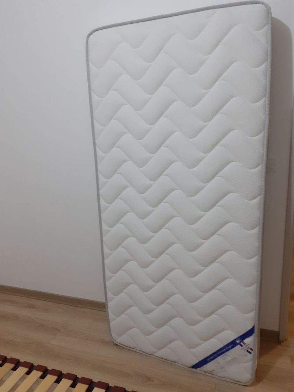 SOMMIER &agrave; LATTES en 90/190 avec PIEDS +MATELAS Meubles