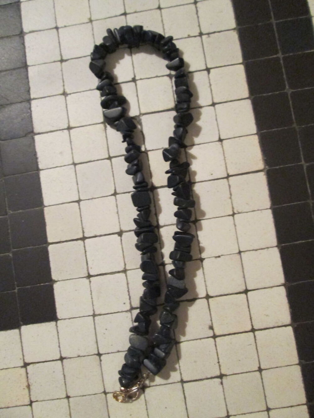 Collier en pierres d'h&eacute;matite Bijoux et montres