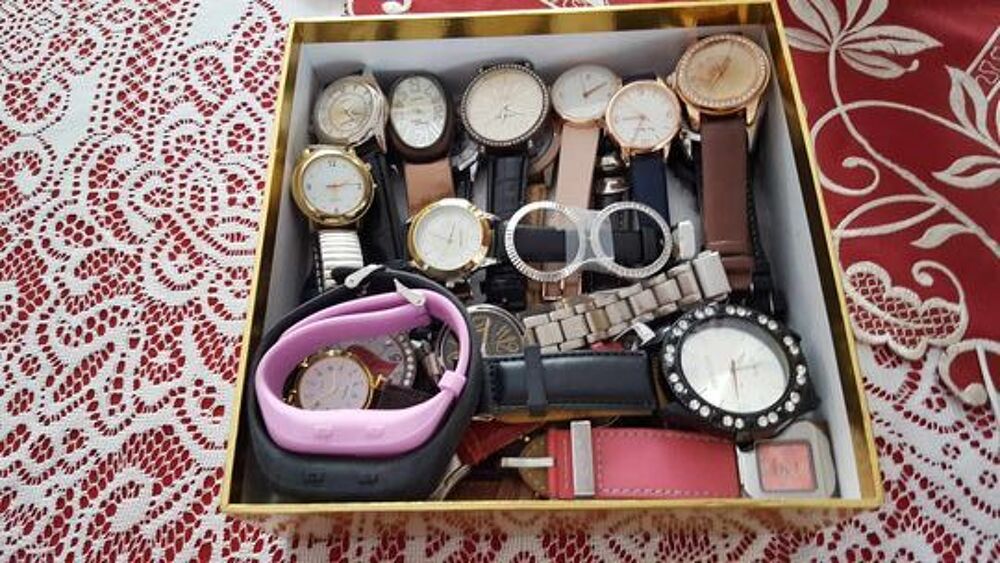 Lot de 25 montres styl&eacute;es de valeur N&deg; 1170 Bijoux et montres