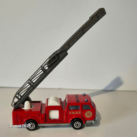 Un camion de pompier miniature avec le logo des pompiers de  3 Saumur (49)
