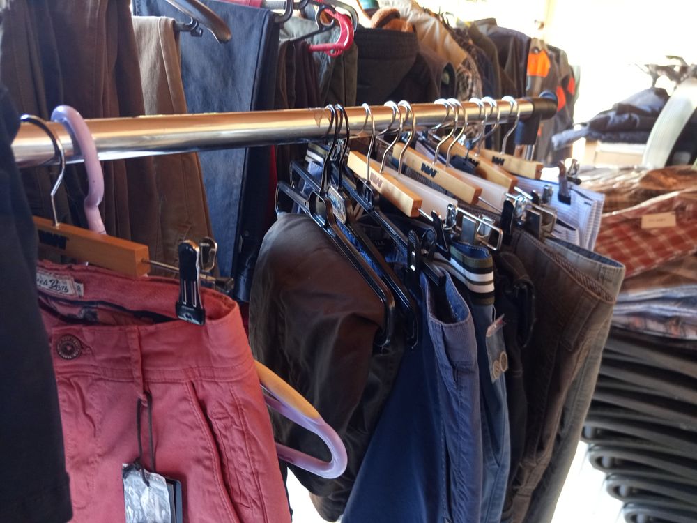 UN LOT DE VETEMENT NEUF 
Vêtements