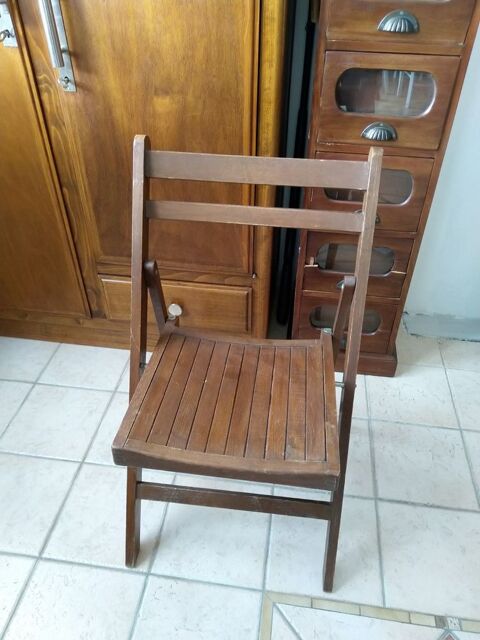 Chaise en bois pliante
30 Melun (77)