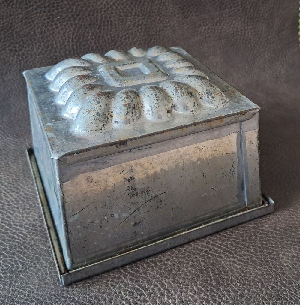 ancien moule &agrave; glace, ou entremets en fer blanc. 