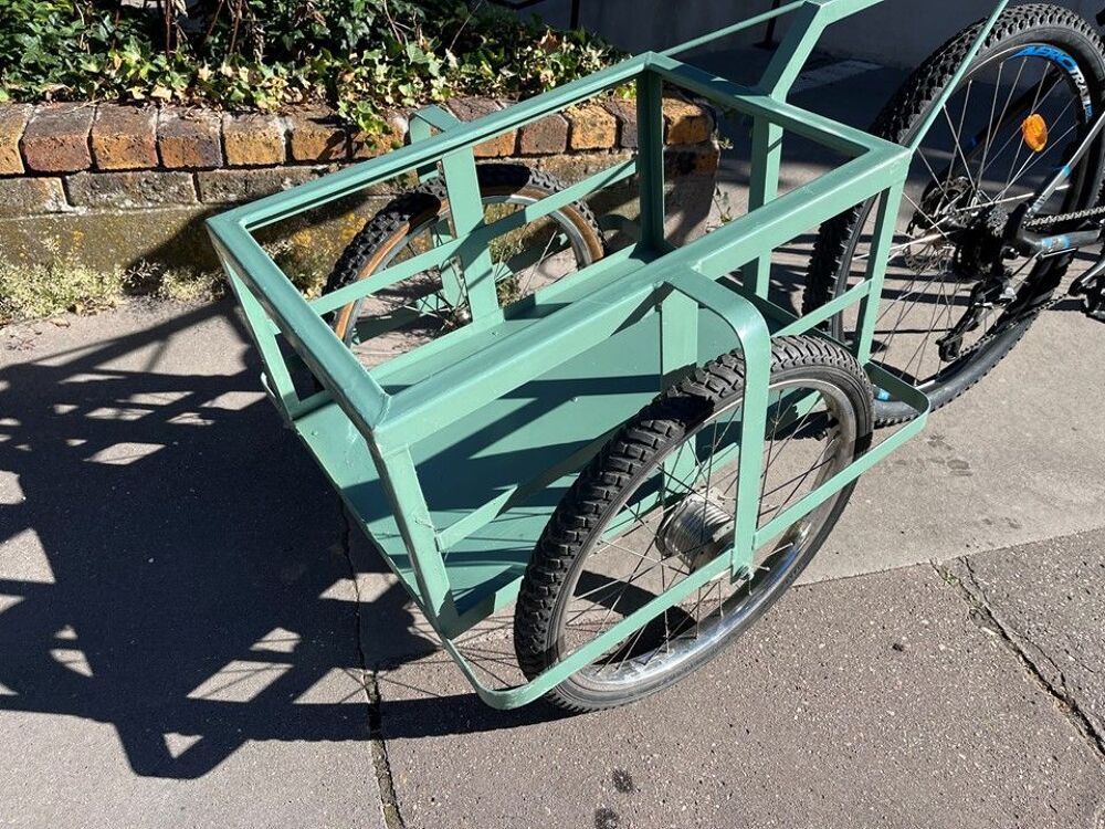 Remorque v&eacute;lo, ou &agrave; mains, en tr&egrave;s bon &eacute;tat. Bricolage