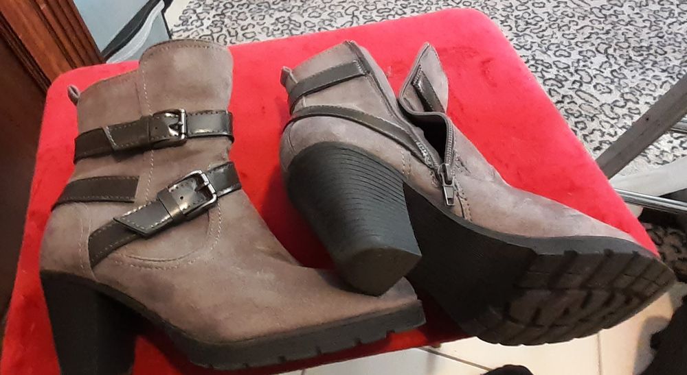 lots chaussures femme styles divers ( 35 pieces environ ) Chaussures