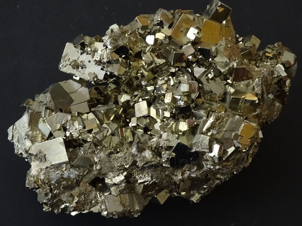 Pyrite g&eacute;od&eacute;e et macl&eacute;e tr&egrave;s brillante P&eacute;rou 1,715 kg 144 x 